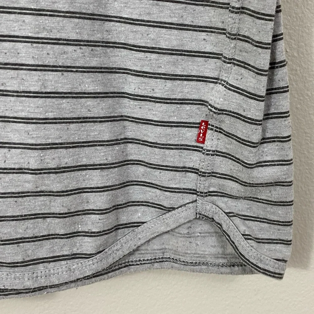 Levi's Gray Textured Striped Pocket Tee